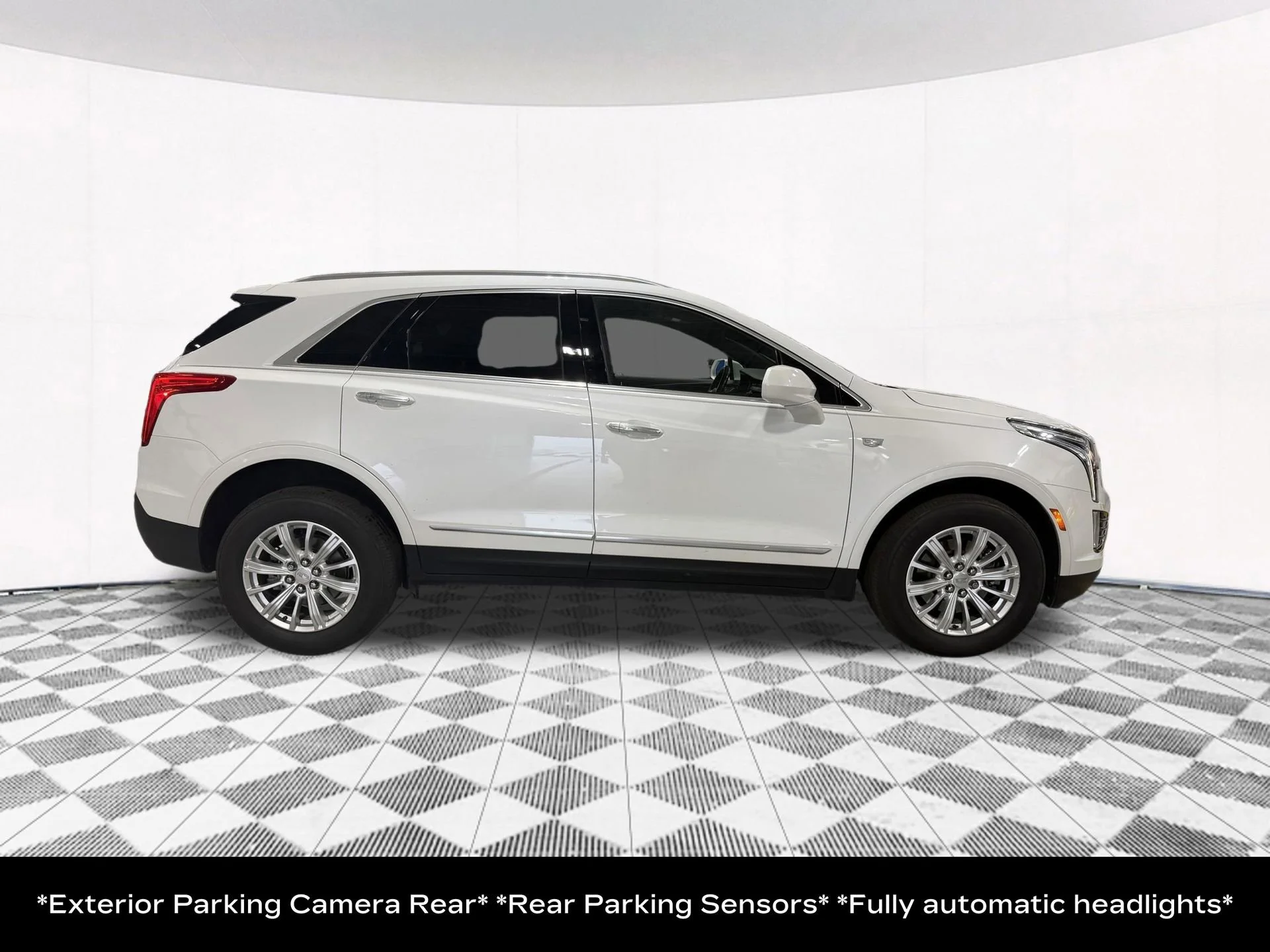 Used 2019 CRYSTAL WHITE TRICOAT Cadillac AWD image 7