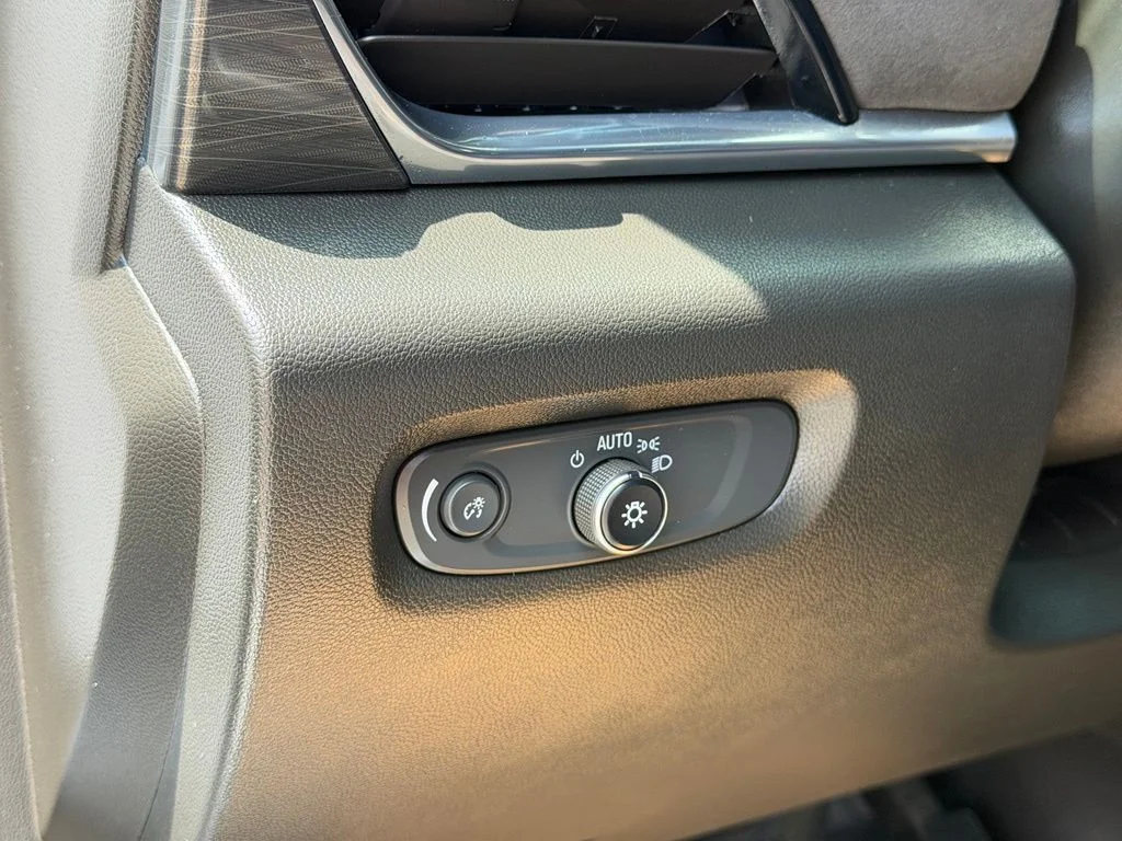 Used 2022 White Chevrolet High Country image 25