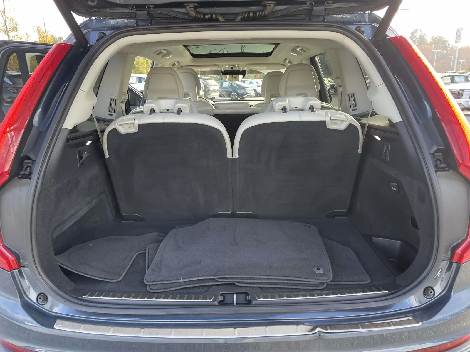 Used 2020 Denim Blue Metallic Volvo Momentum image 30