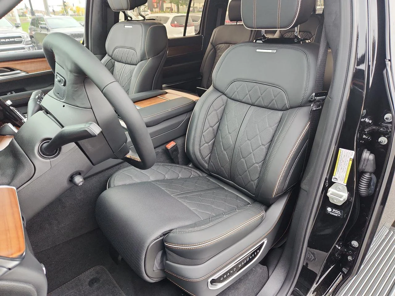 New 2023 Diamond Black Crystal Pearl-Coat Exterior Paint Jeep Series III image 13