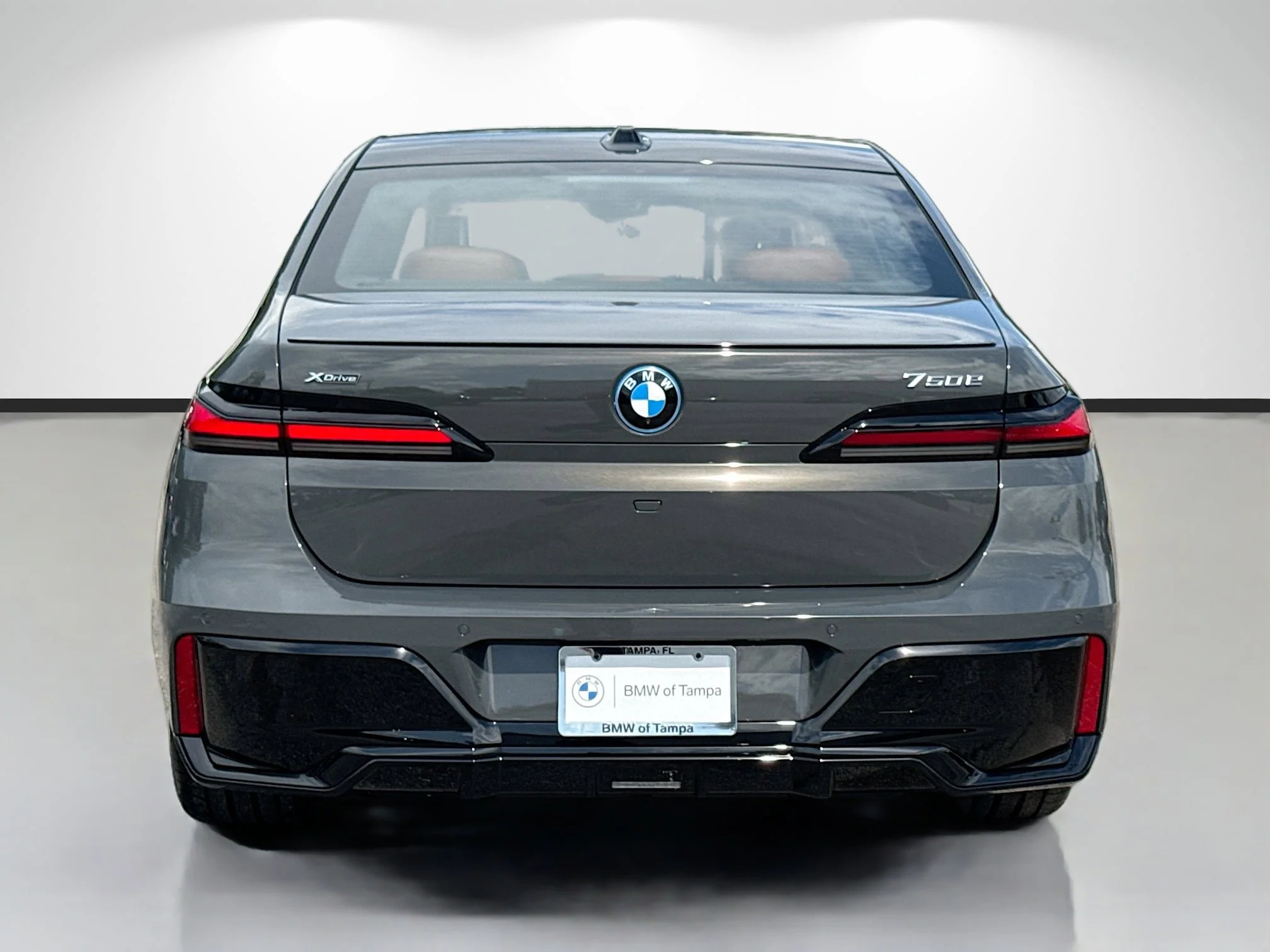 New 2026 Dravit Grey Metallic BMW 750e xDrive image 4