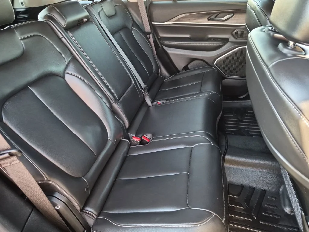 Used 2022  Jeep Limited image 32