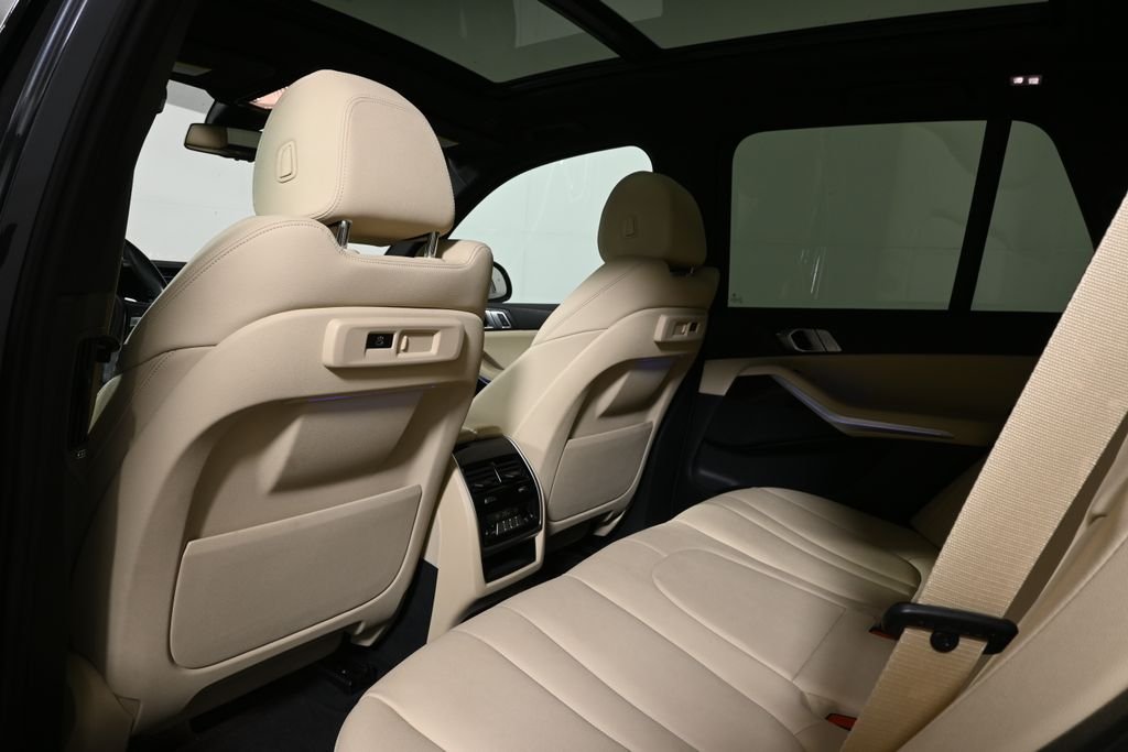 Used 2019 Gray BMW xDrive40i image 7