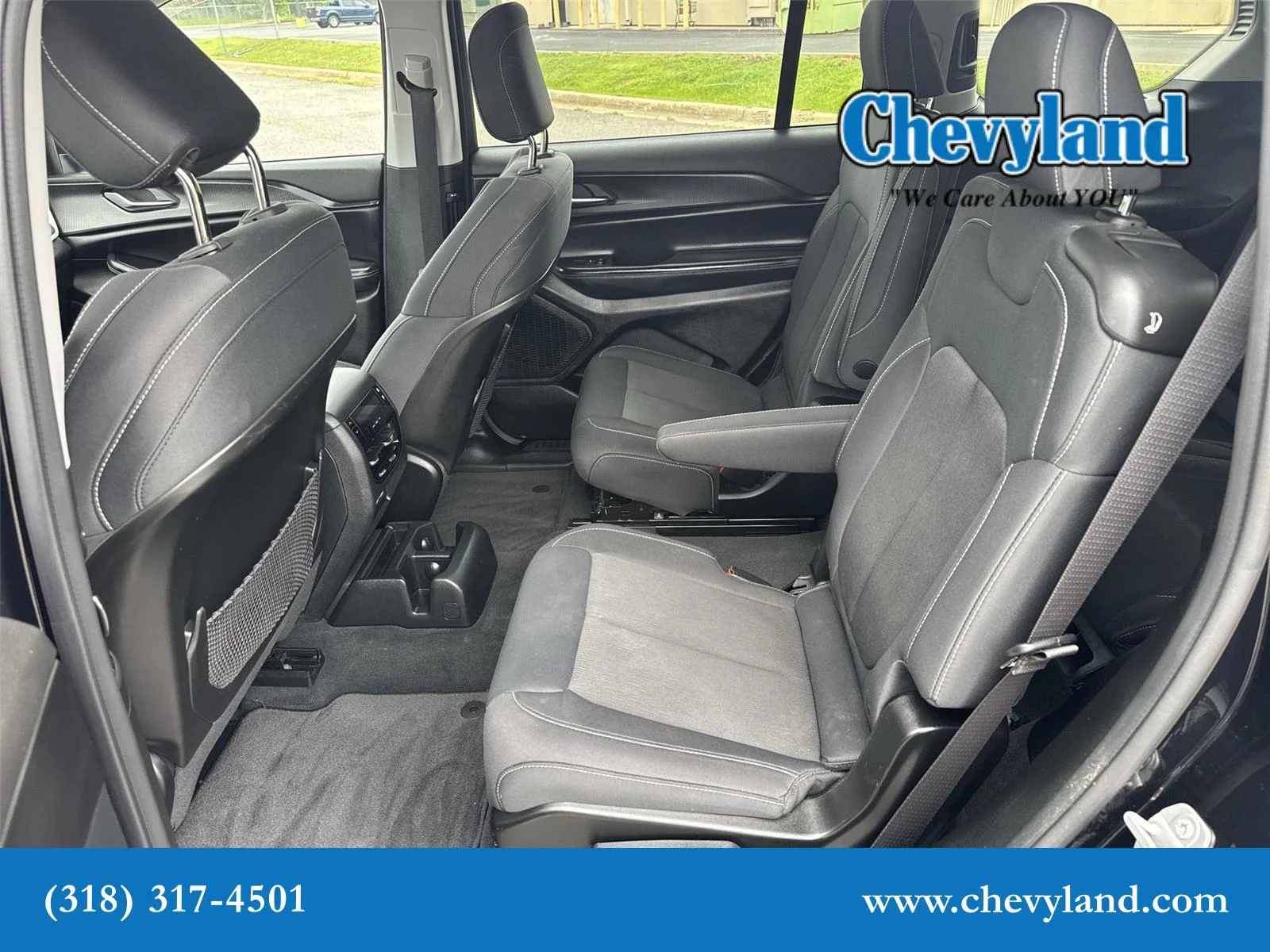 Used 2023 Diamond Black Crystal Pearlcoat Jeep Laredo image 24