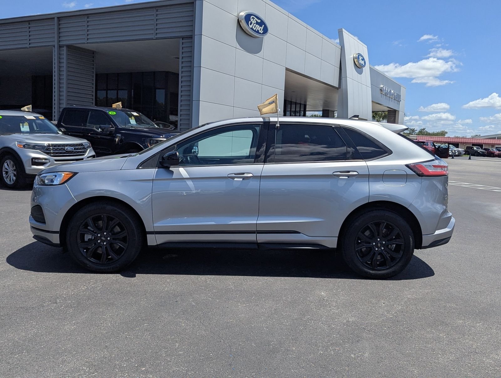 Used 2022 Silver Metallic Ford SE image 9