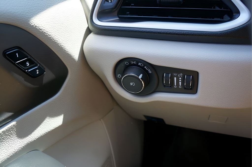 Used 2024 Silver Mist Clearcoat Chrysler Touring L image 24