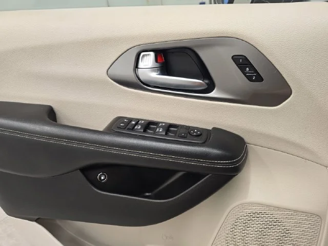 Used 2022 Ceramic Gray Clearcoat Chrysler Touring L image 37