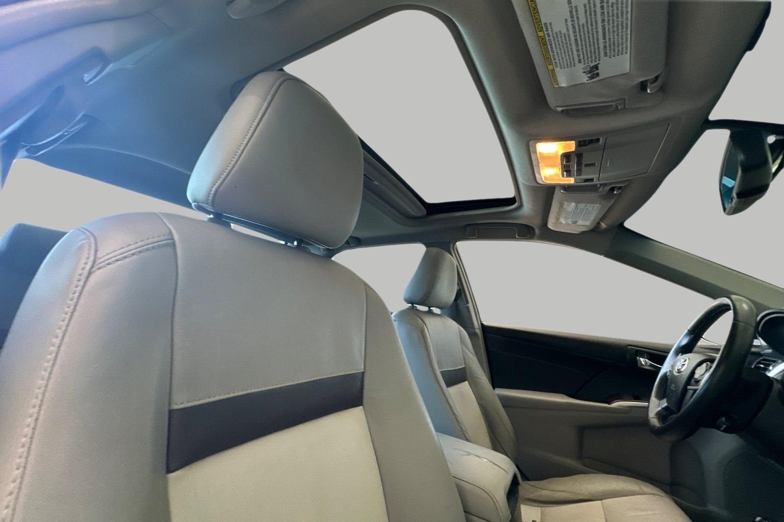 Used 2014 Silver Toyota XLE image 17