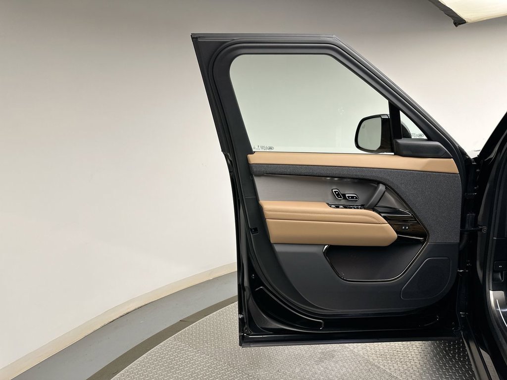 New 2027 Santorini Black Land Rover SE image 9