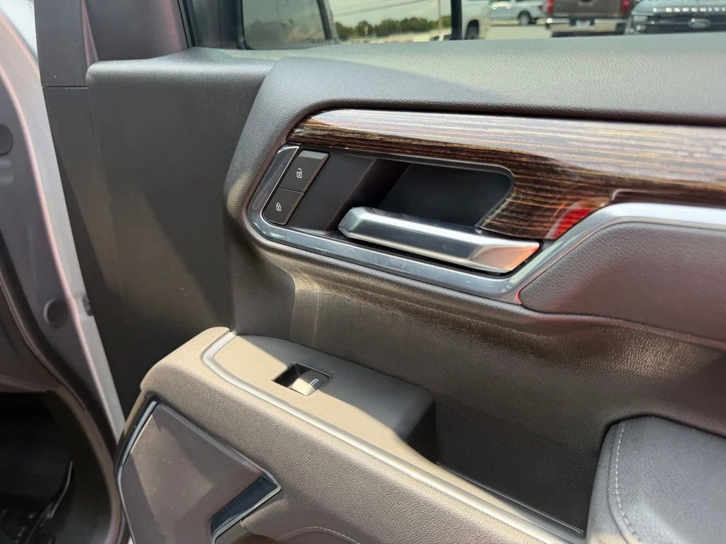 Used 2025 Silver GMC Elevation image 29