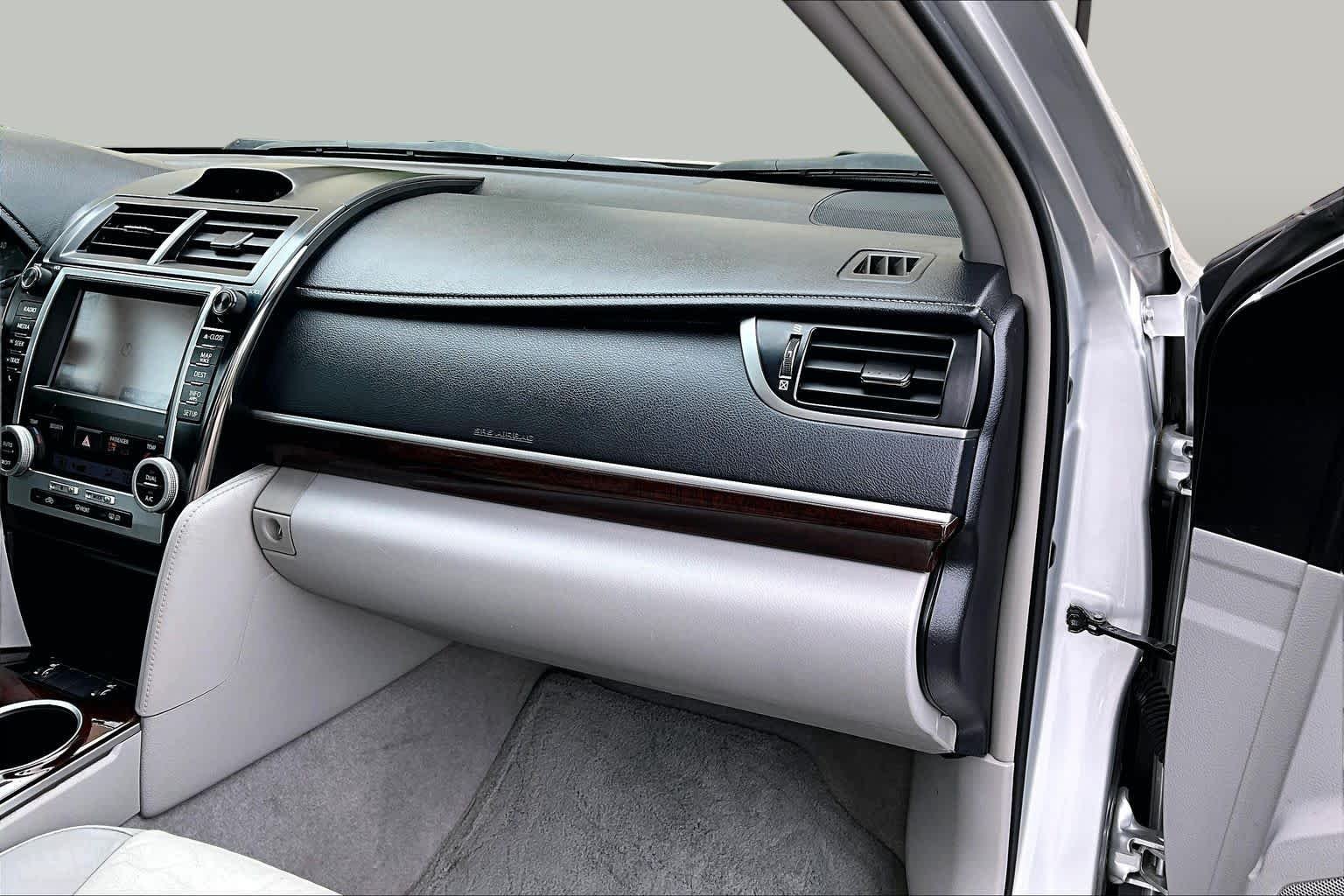 Used 2013 Classic Silver Metallic Toyota XLE image 19