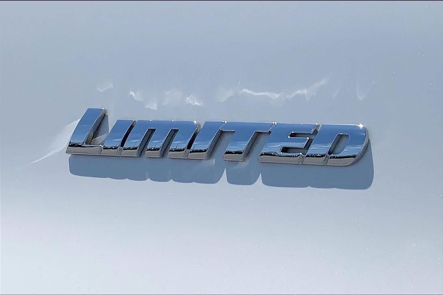 Used 2014 Blizzard Pearl Toyota Limited image 9