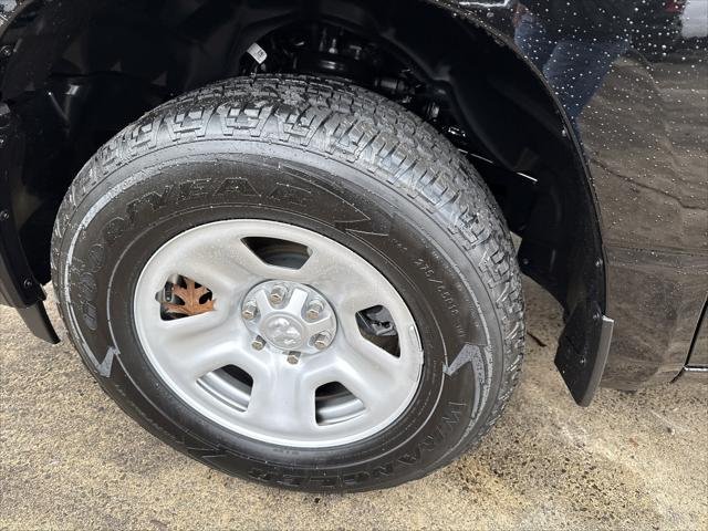 New 2026 Diamond Black Crystal Pearl-Coat Exterior Paint RAM TRADESMAN image 11
