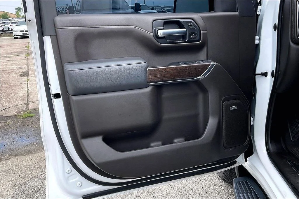 Used 2022 White GMC Denali image 17