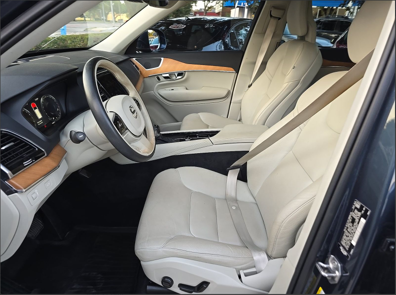 Used 2021 Blue Volvo T6 Momentum image 5