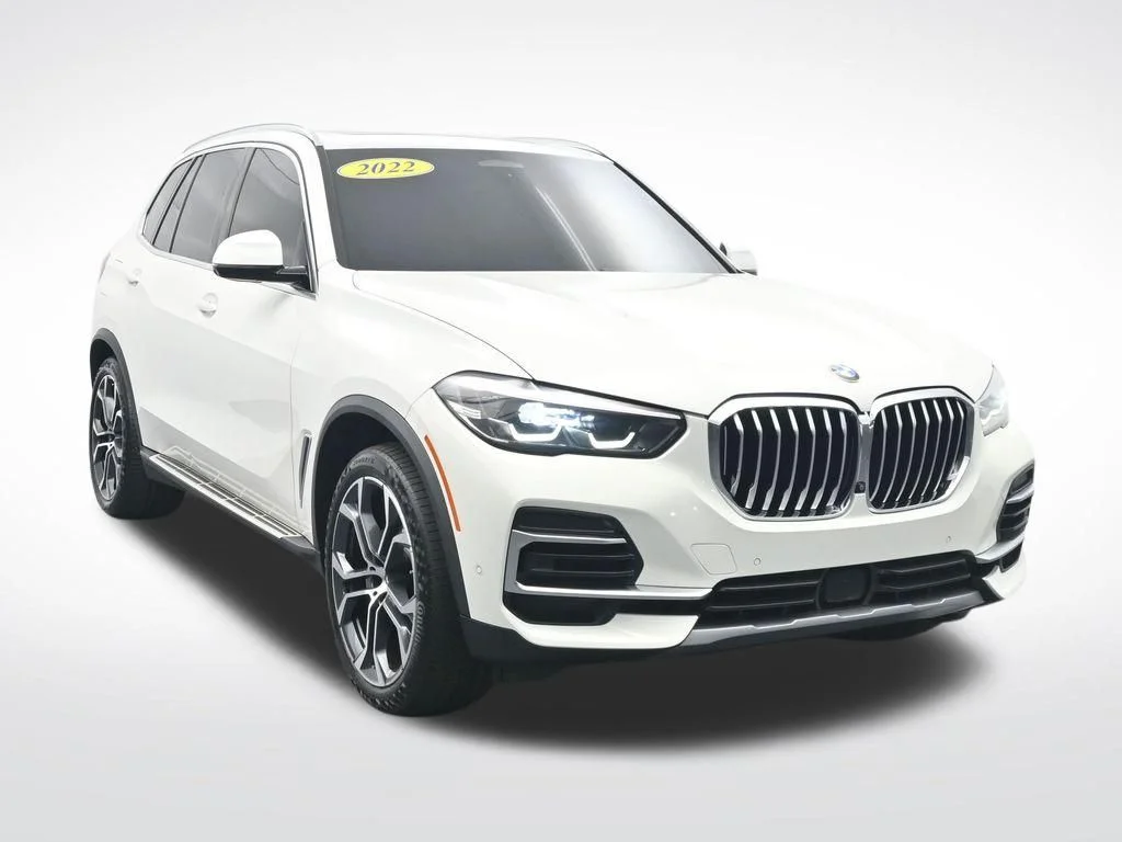 Used 2022 White BMW sDrive40i image 3
