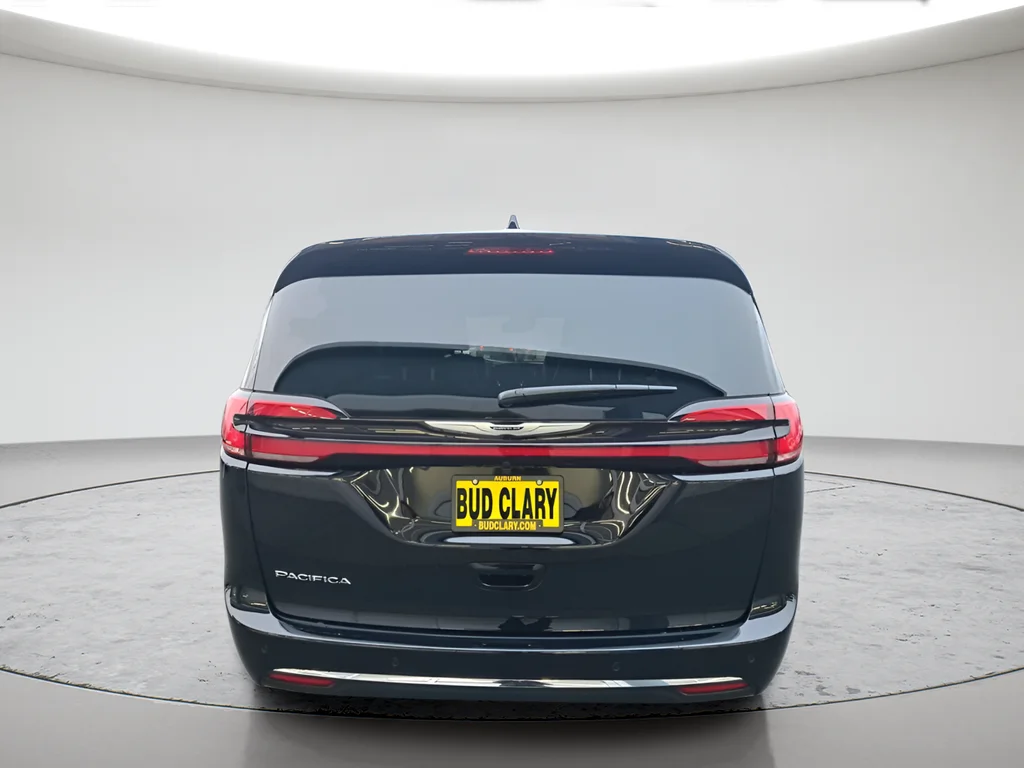 New 2026 Diamond Black Crystal Pearl-Coat Exterior Paint Chrysler Select image 4