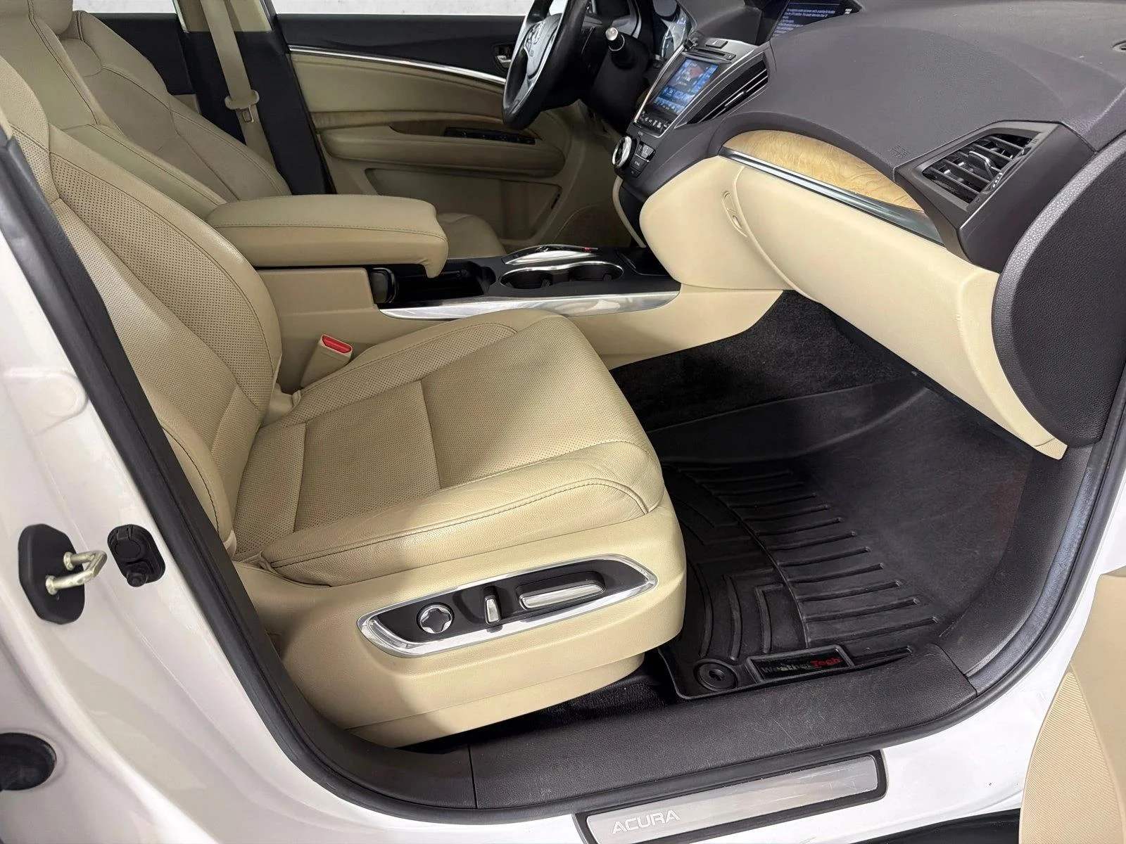 Used 2020 White Acura w/Technology Pkg image 15