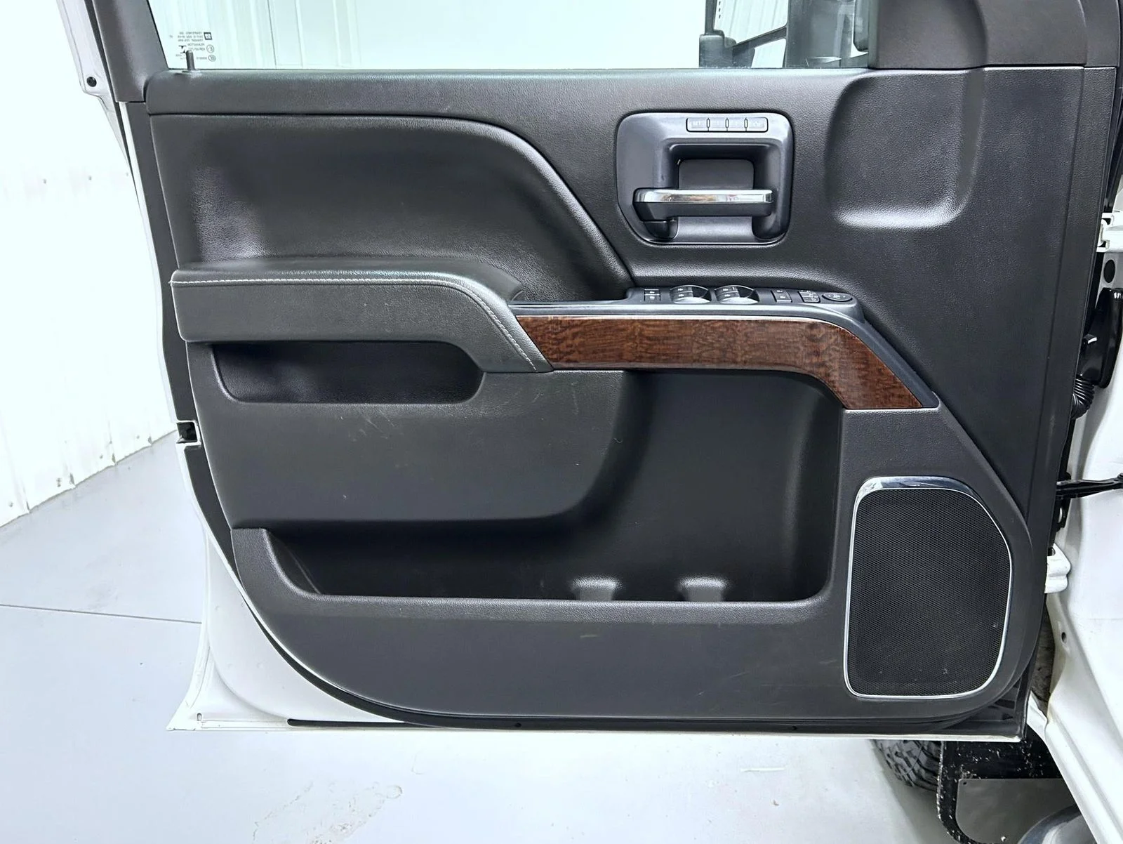 Used 2016 White GMC SLT image 9