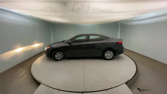 Used 2020 Gray Hyundai SE image 3