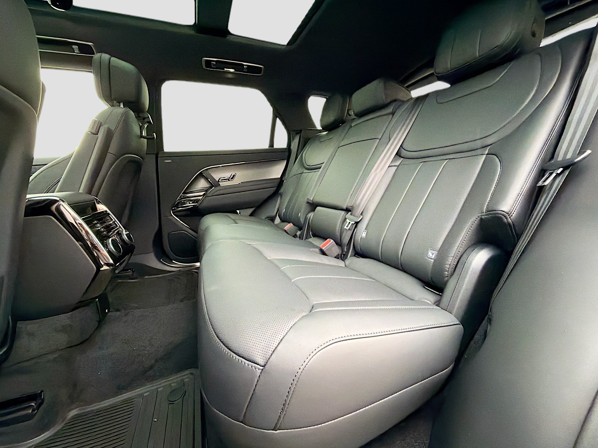 New 2026 Ostuni Pearl White Land Rover SE image 22