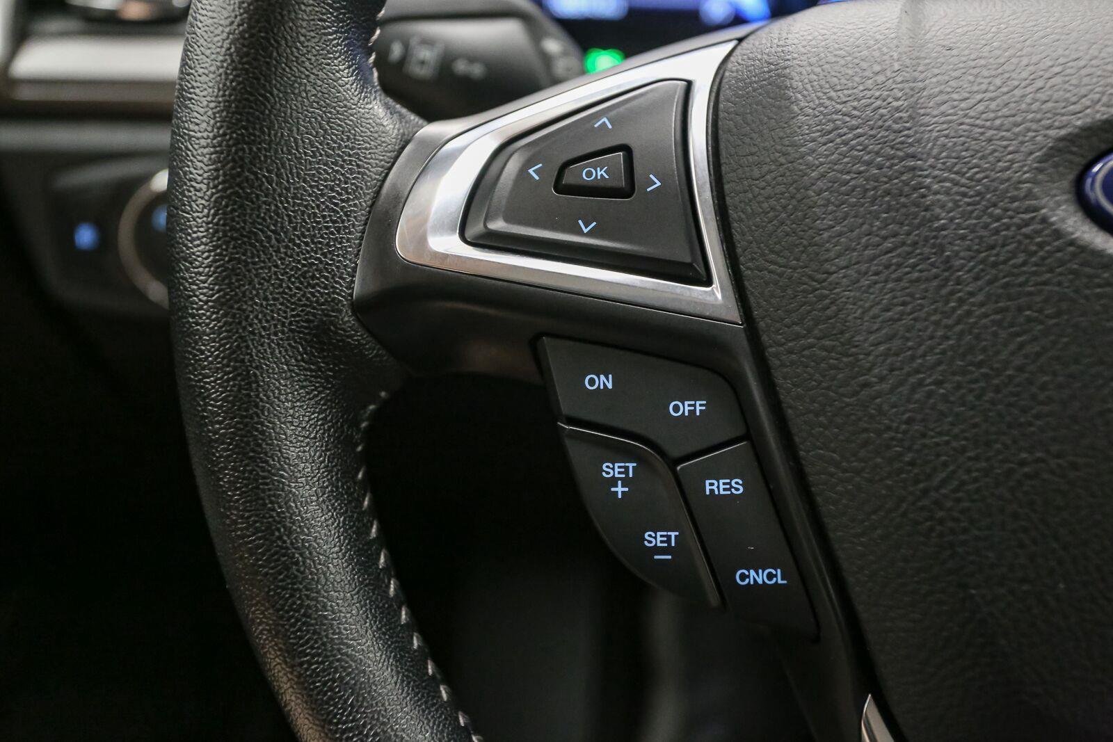 Used 2020 Iconic Silver Ford SE image 32