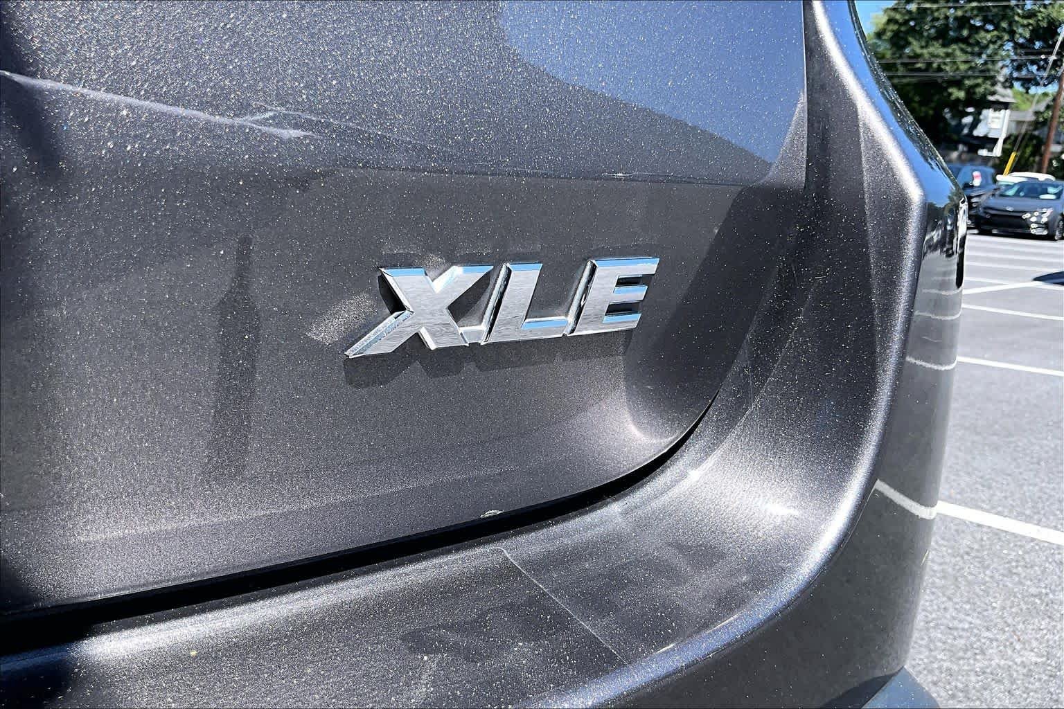 Used 2018 Predawn Gray Mica Toyota XLE image 10