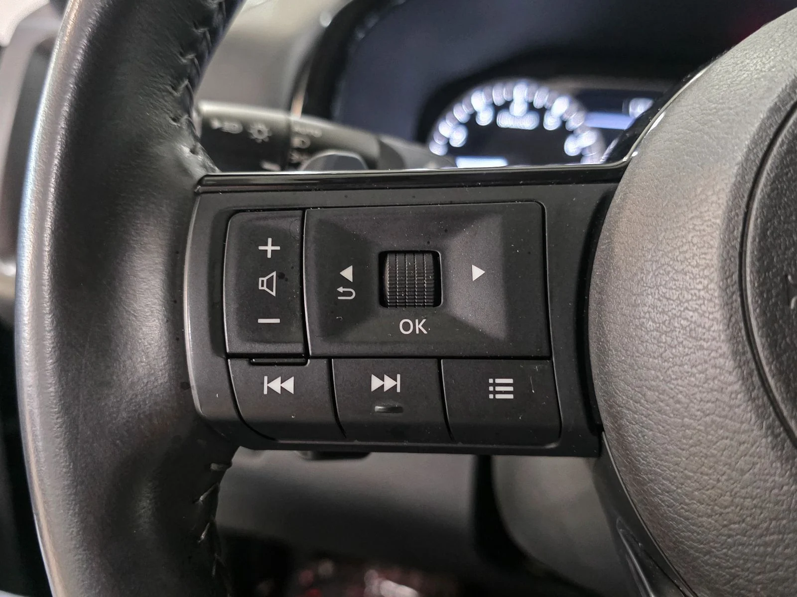 Used 2023 Black Nissan SL image 33