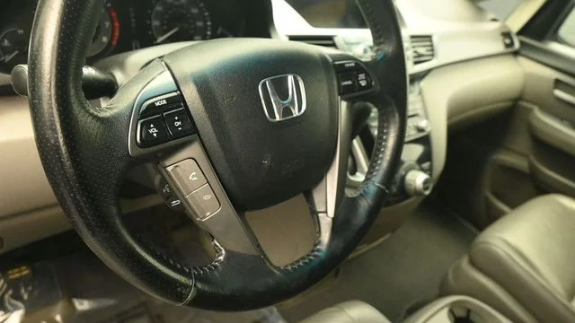 Used 2012 Polished Metal Metallic Honda EX-L image 15
