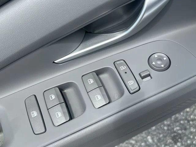 Used 2025 White Hyundai SEL Sport image 33