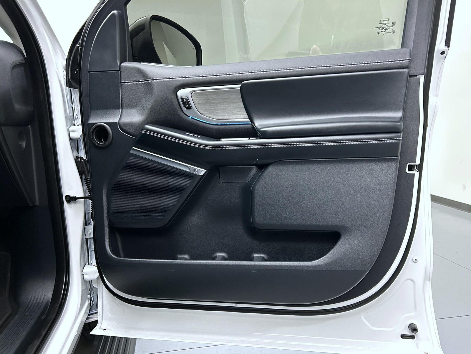 Used 2025 White Ford Platinum image 19