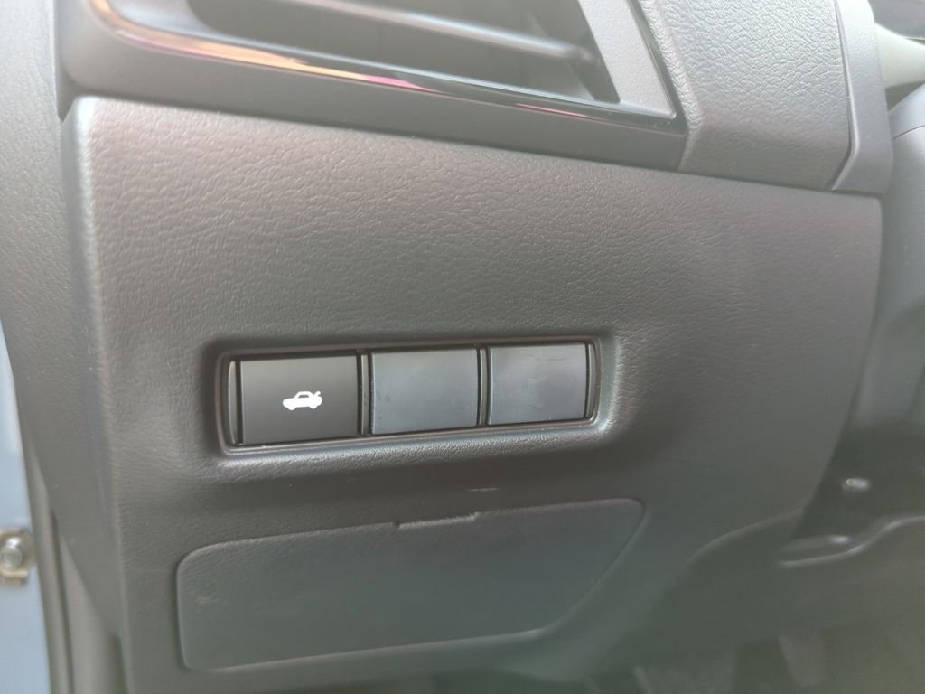 New 2026 Atlantic Gray Metallic / Super Black Two-tone Nissan SR image 11
