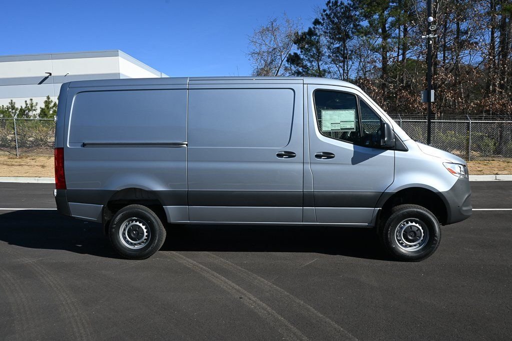 Used 2026 High-tech silver metallic Mercedes-Benz Cargo 144 WB image 23