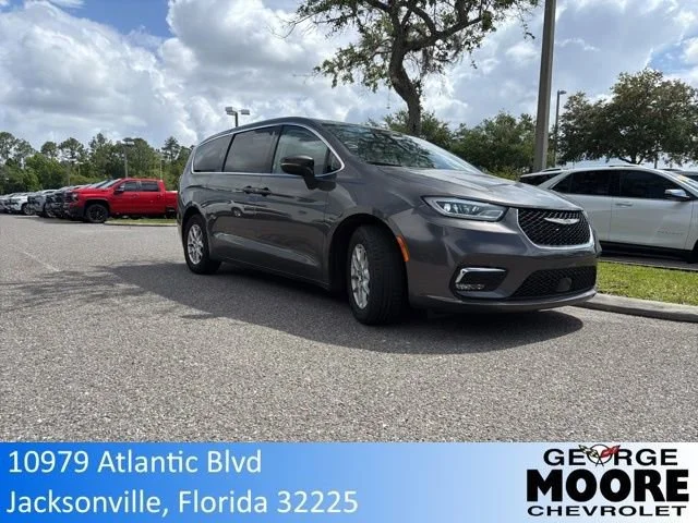 2023 Chrysler Pacifica Touring L's photo