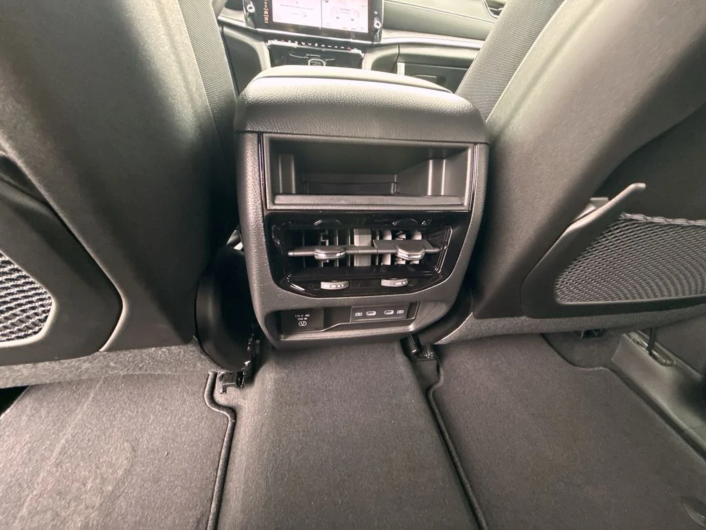 New 2026 Diamond Black Crystal Pearlcoat Jeep Altitude image 24