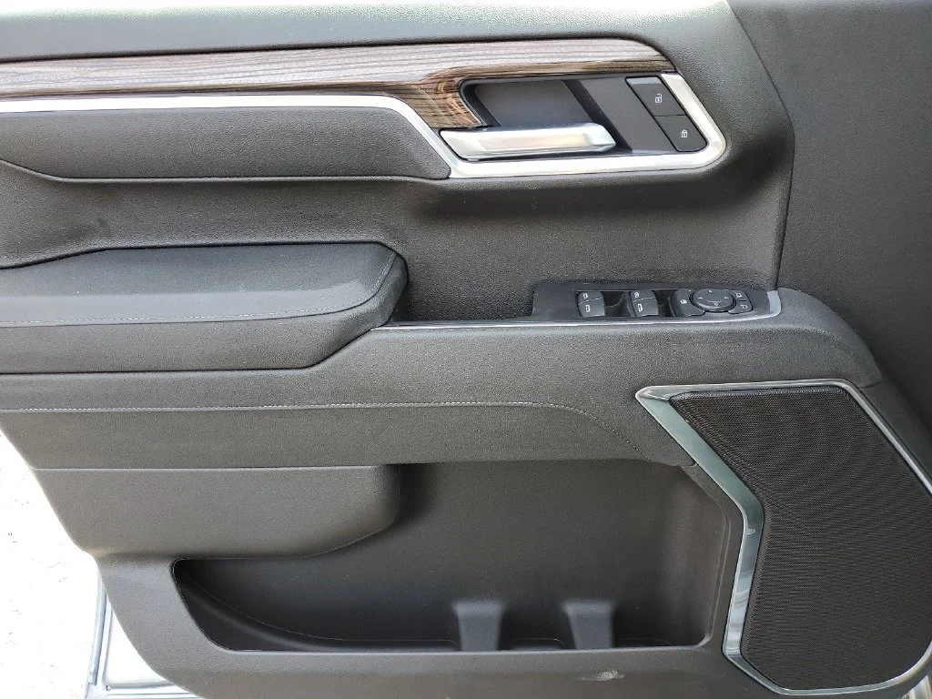 New 2026 Sterling Gray Metallic Chevrolet LT (2FL) image 22