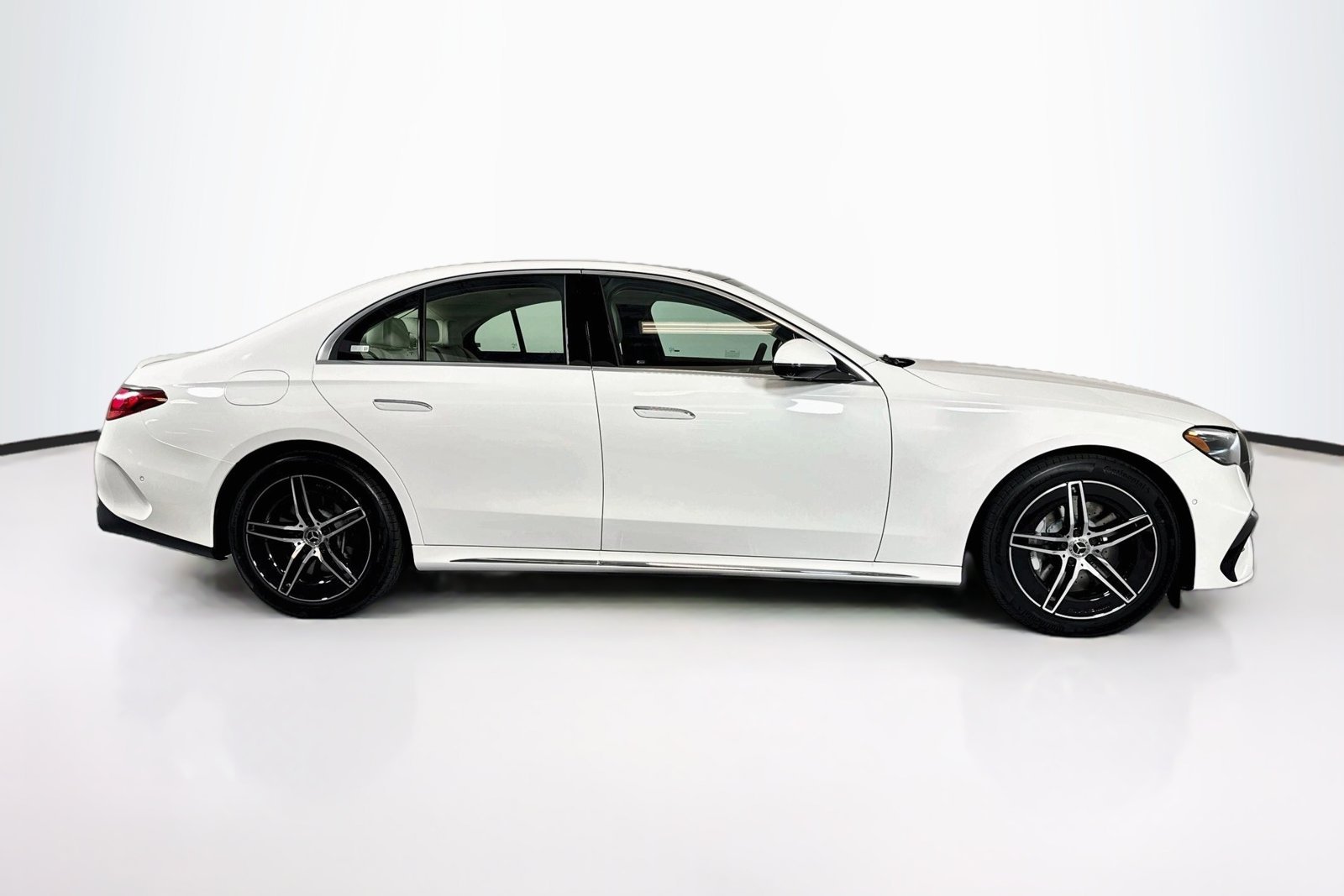 New 2027 Polar White Mercedes-Benz E 450 image 4