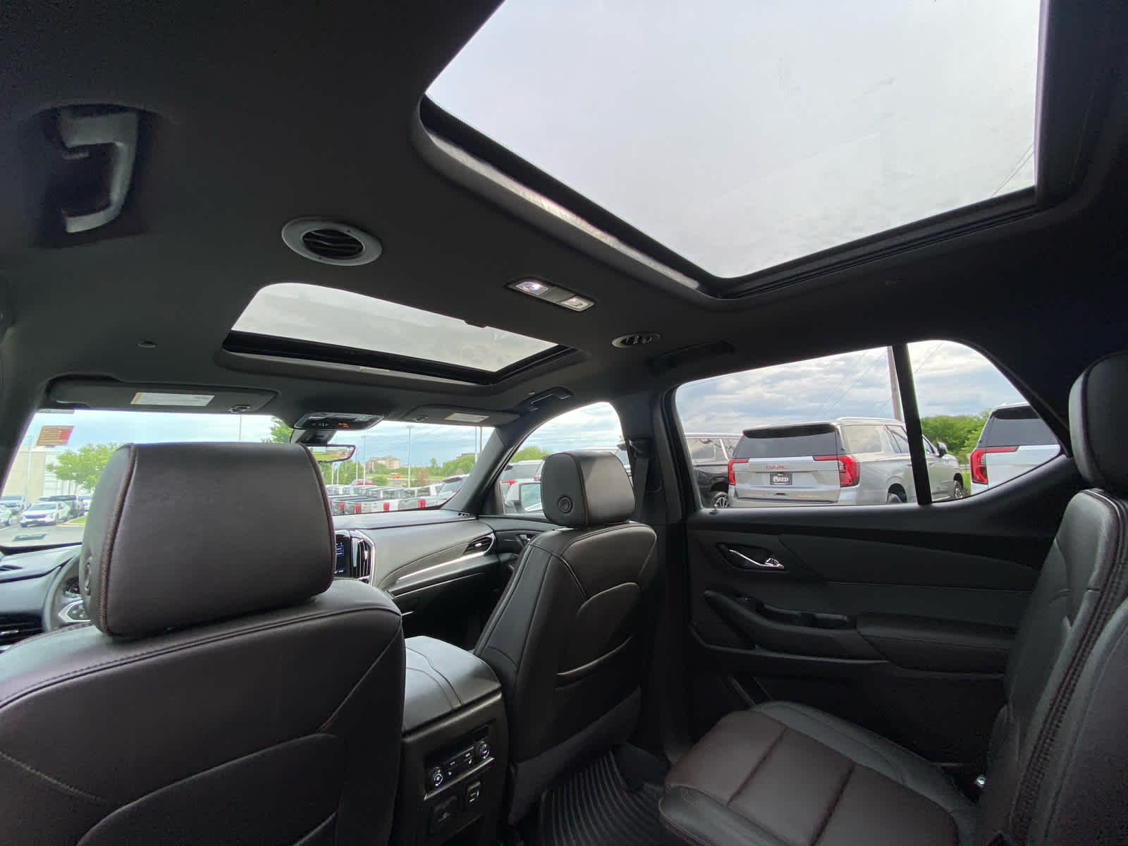 Used 2023 Iridescent Pearl Tricoat Chevrolet High Country image 27