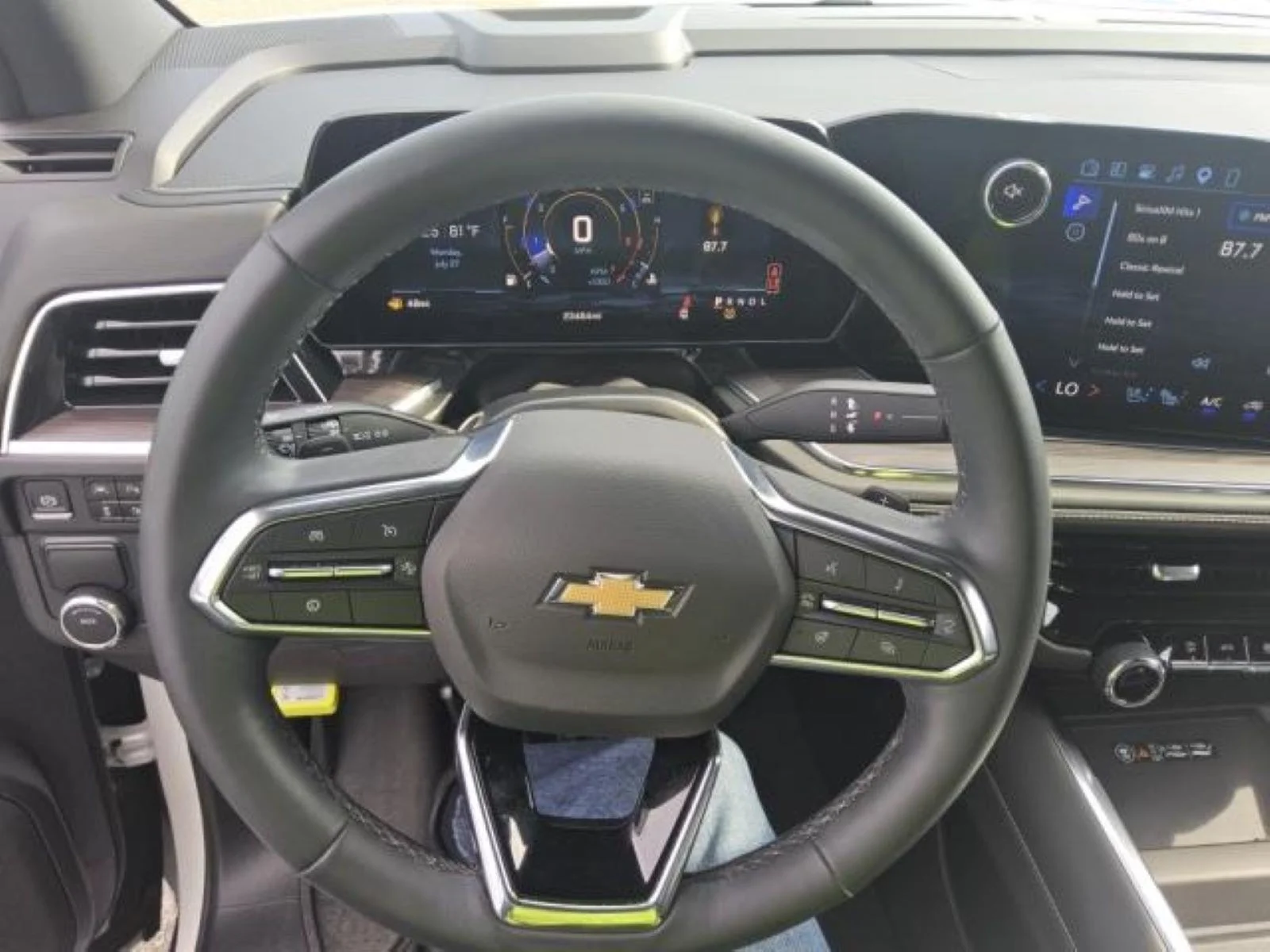 Used 2025 Iridescent Pearl Tricoat Chevrolet Premier image 9