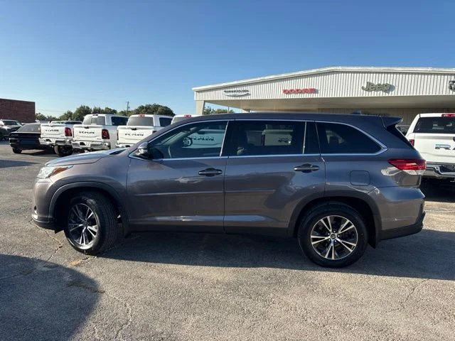 Used 2019 Toyota Highlander LE Plus with VIN 5TDZZRFH7KS318499 for sale in Comanche, TX