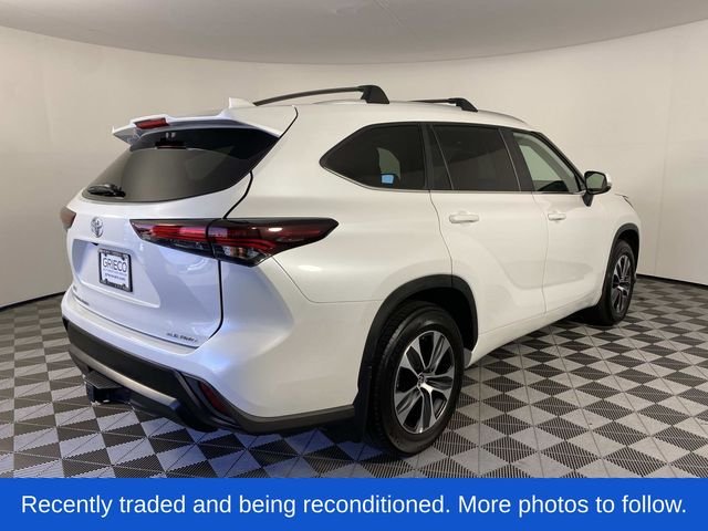 Used 2025 Beige Toyota XLE image 11