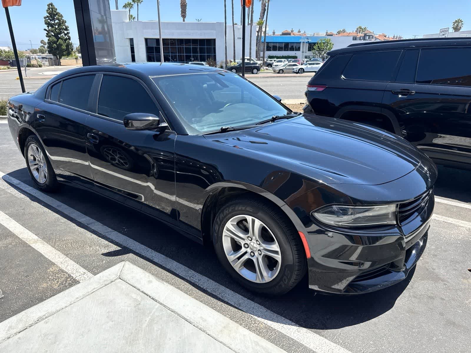 Used 2022 Pitch Black Clearcoat Dodge SXT image 17