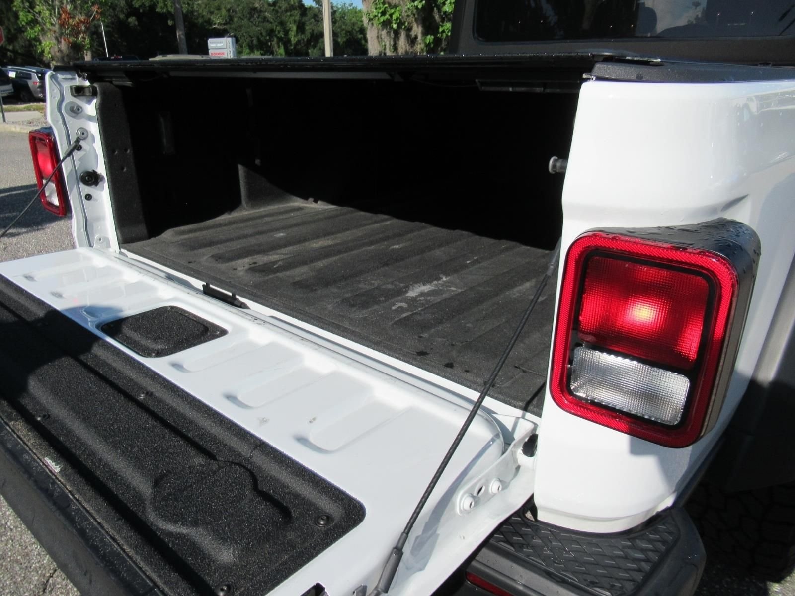 Used 2022 White Jeep Mojave image 10