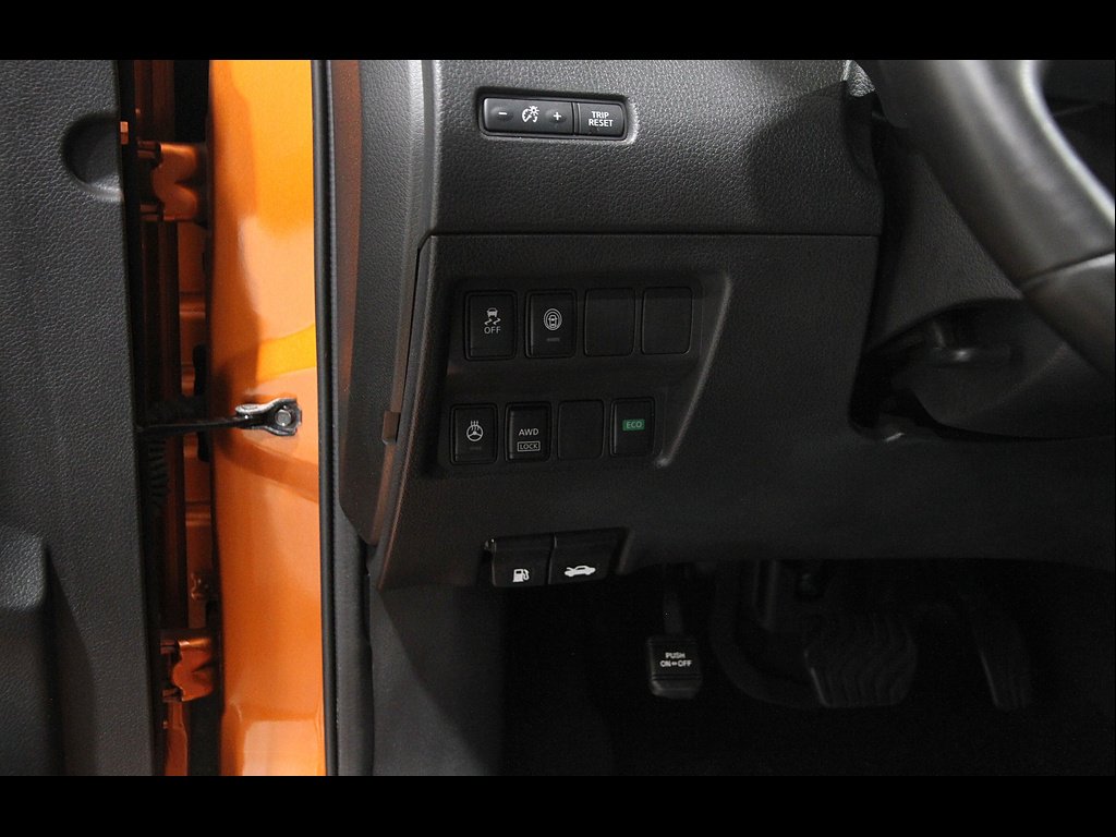 Used 2017 Monarch Orange Nissan SL image 6