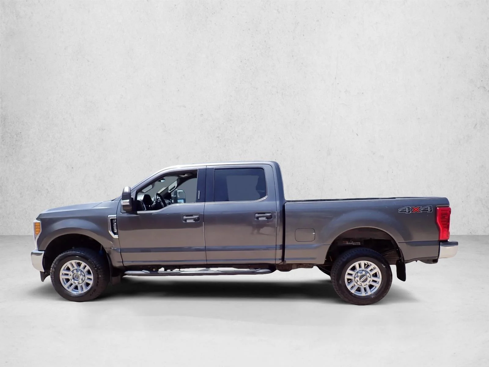 Used 2017 Magnetic Metallic Ford XLT image 2