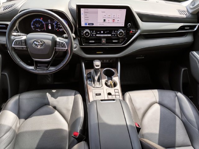 Certified Used 2023  Toyota Platinum image 29
