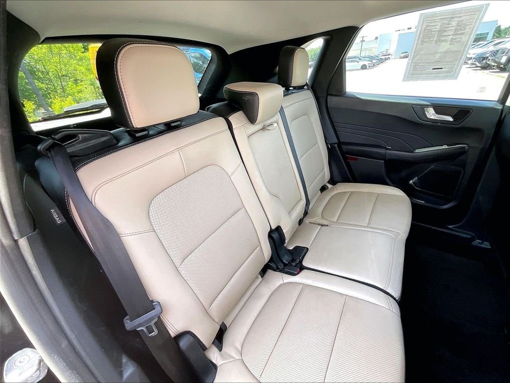 Used 2022 Agate Black Metallic Ford SEL image 15