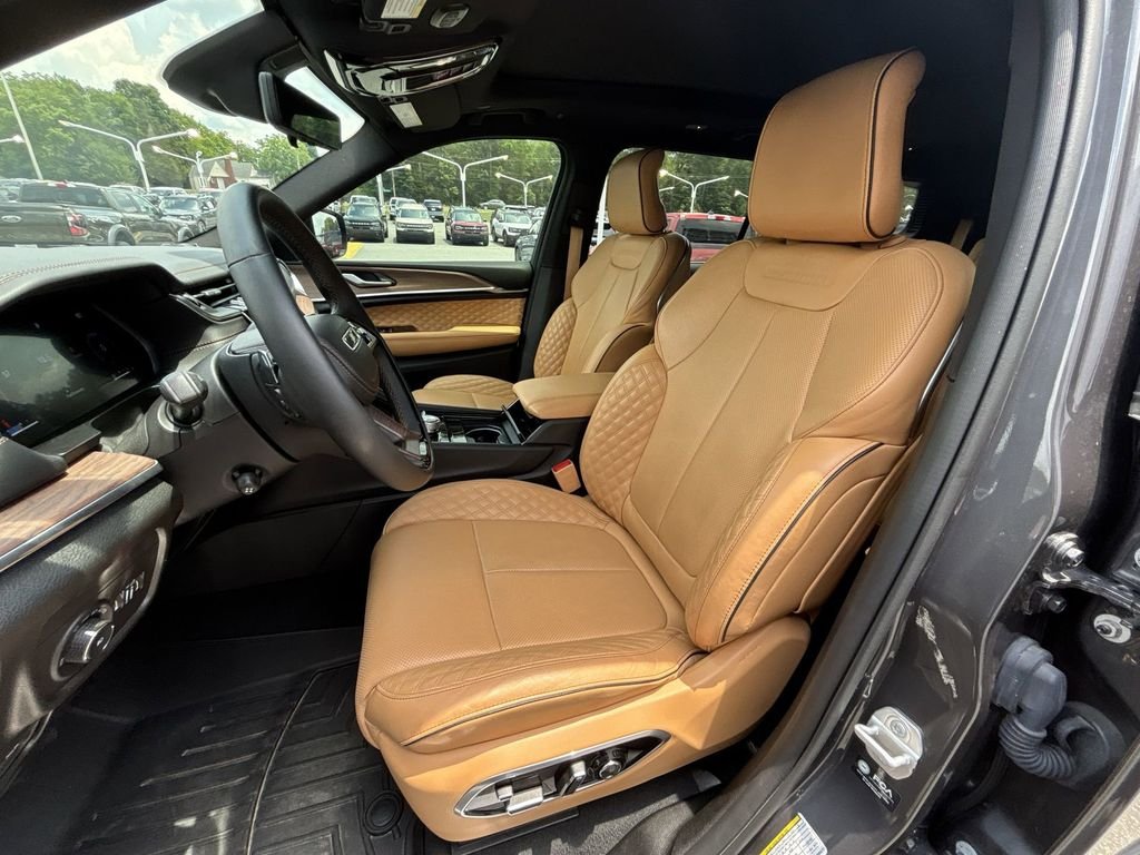 Used 2024 Gray Jeep Summit image 13