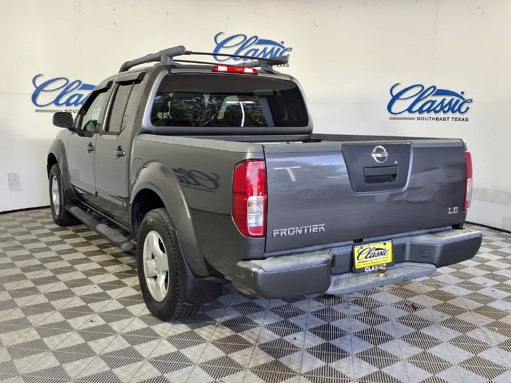 Used 2008 Gray Nissan LE image 2