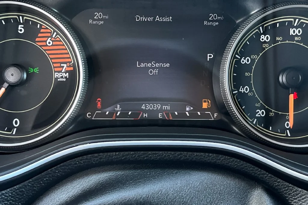 Used 2022 White Jeep Latitude Lux image 28